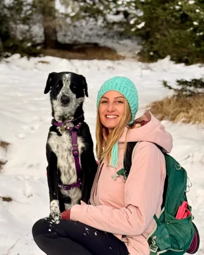Ilaria Bianchin sulla neve con il suo cane bianco e nero