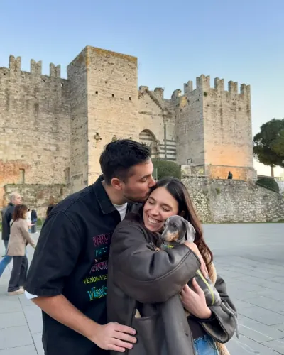 Giulia e Andrea con Roy davanti a un castello
