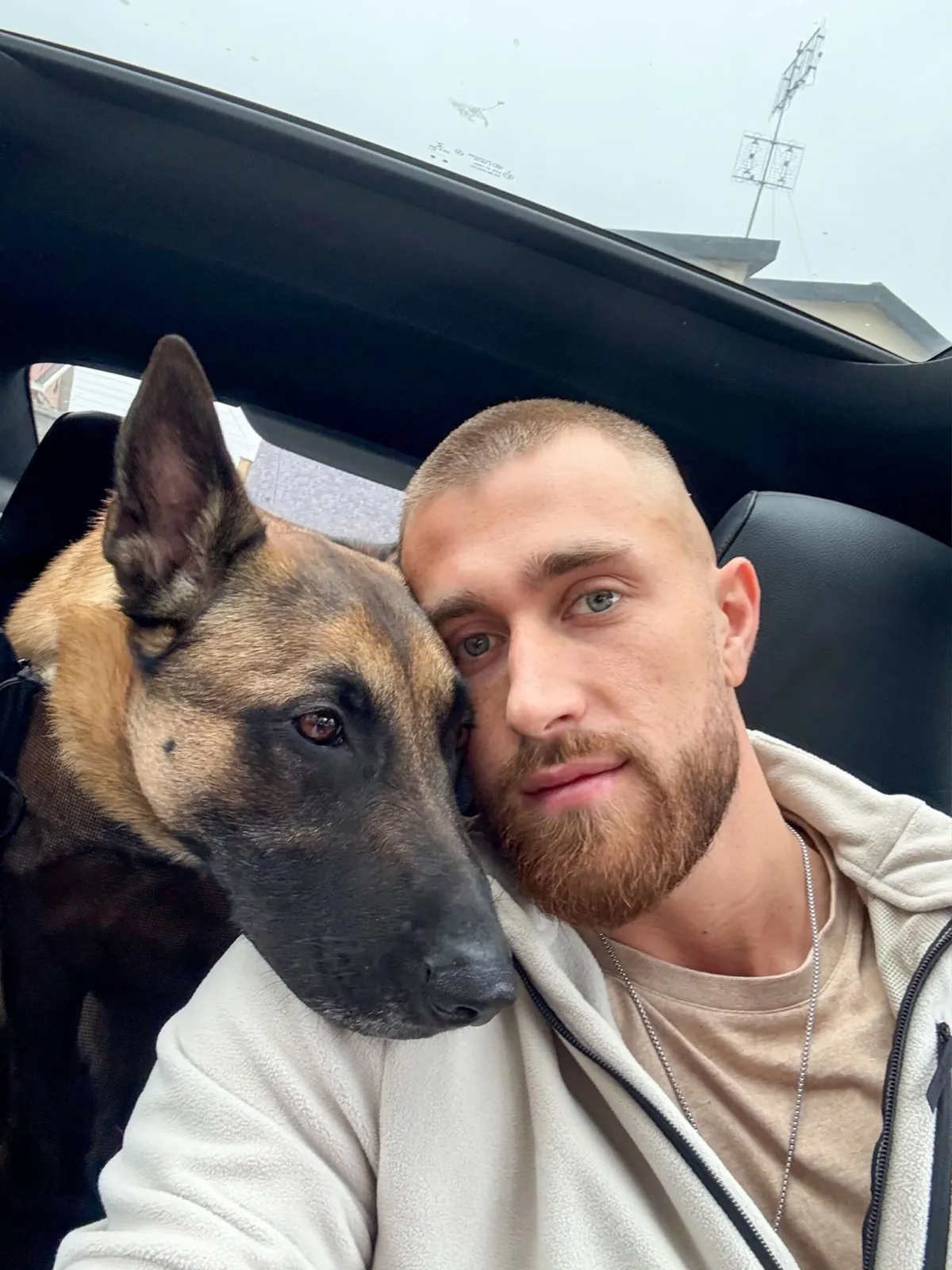 Selfie di Gabriele e Drake in auto